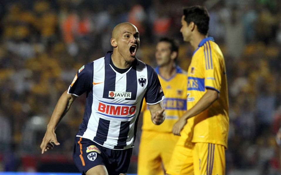 ¡Goool del Chupete! Suazo fue un viejo conocido de esta clase de partidos.