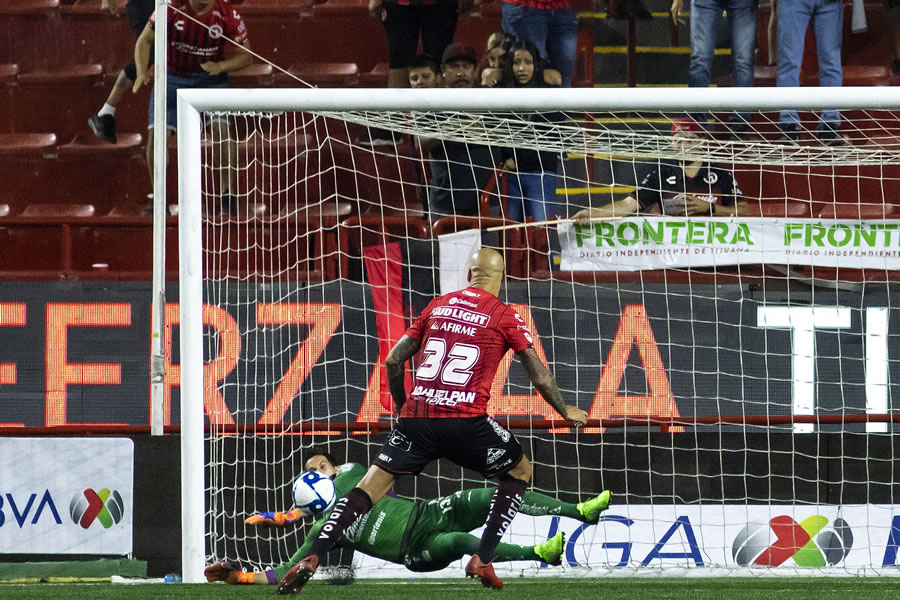 Nahuelán falló el segundo penal de Xolos. (Foto: Imago 7)
