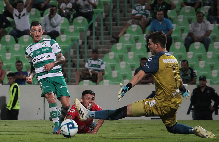 Pese a la goleada, Jurado detuvo varias claras.(Foto: Imago 7)