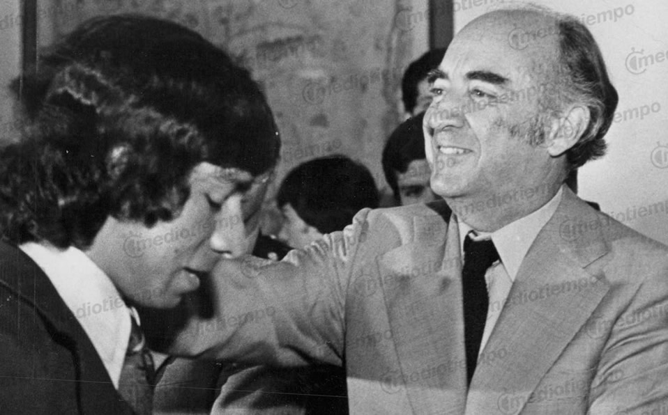 Tena aparece junto al entonces presidente de México, José López Portillo. (ARCHIVO DIGITAL MILENIO)