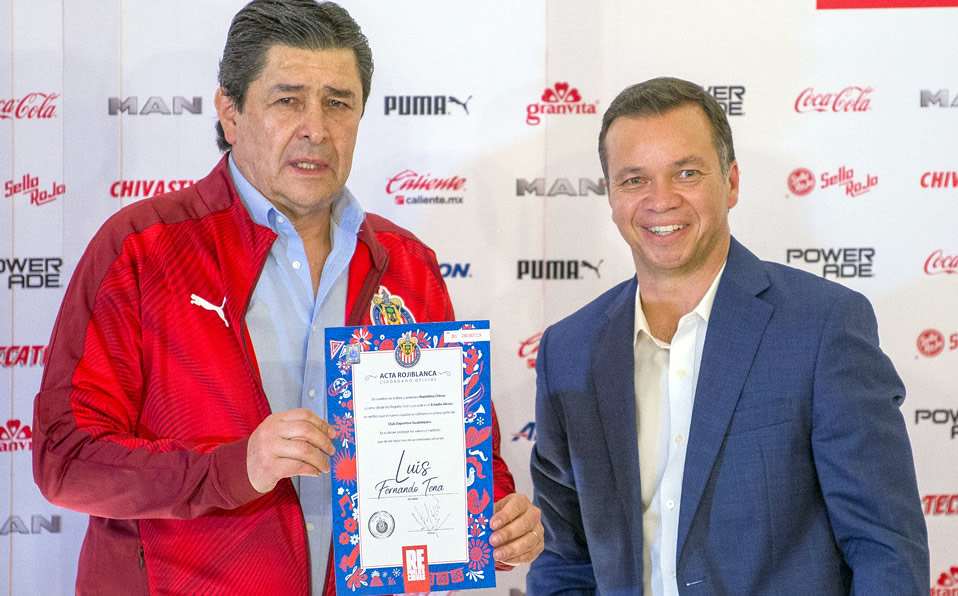 Luis Fernando Tena posa junto a Mariano Varela en su presentación con Chivas. (Mexsport)
