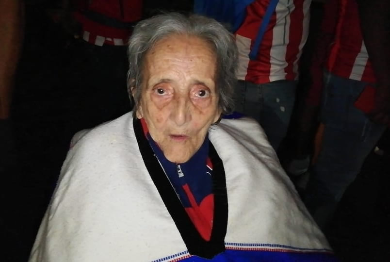 Abuelita en silla de ruedas le lleva serenata a Chivas en la CDMX