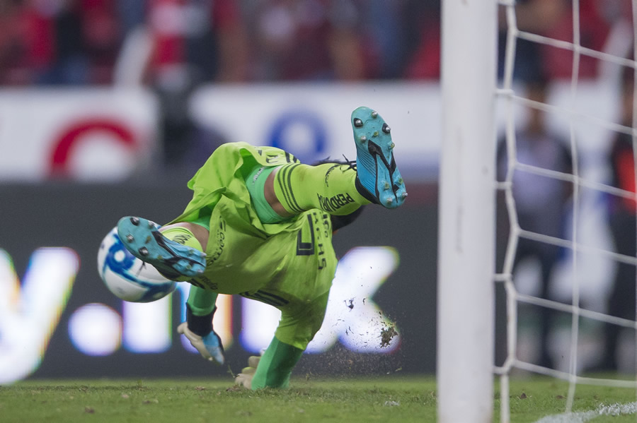 Camilo Vargas atajó un penal al 94. (Fotos: Imago 7 y Mexsport)