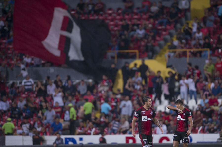 Festejo con bandera gigante de fondo. (Fotos: Imago 7 y Mexsport)