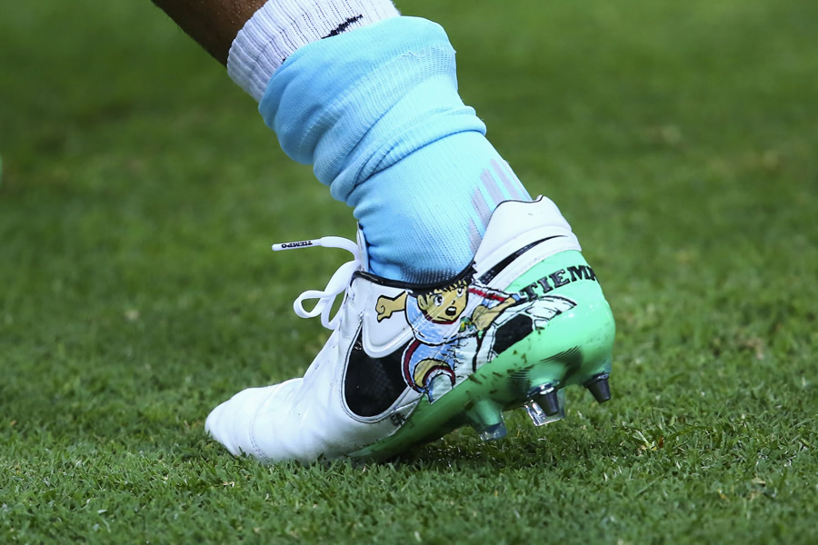 Jair Pereira mostró su peculiar calzado. (Fotos: Imago 7 y Mexsport)