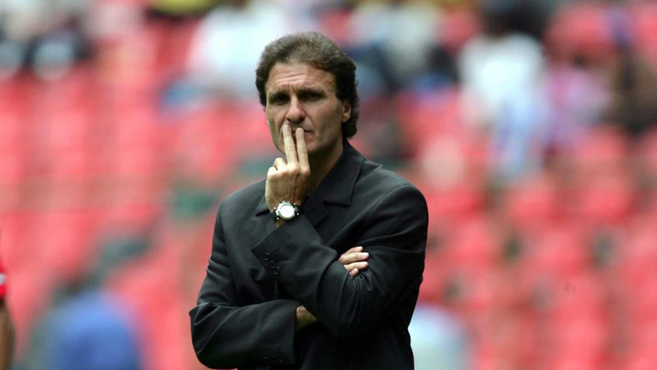 Oscar Ruggeri:  El argentino vivió el Clásico como jugador y entrenador con América y dio un triunfo en 2002 a Chivas.