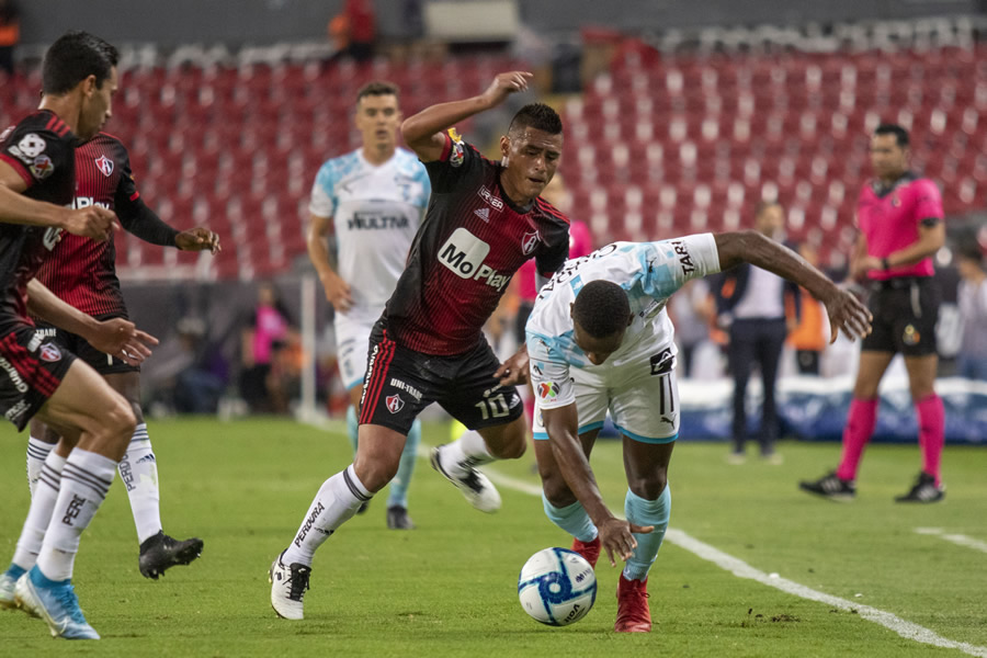 Osvaldito es el jefe del medio campo rojinegro. Fotos: Imago 7 y Mexsport)