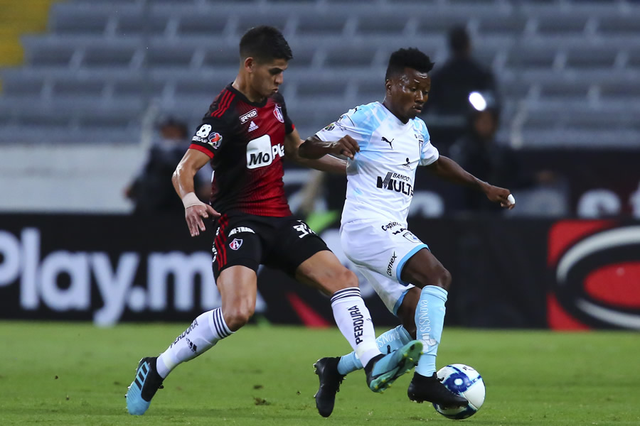 El partido fue deslucido y se jugó en la mitad del campo. (Fotos: Imago 7 y Mexsport)