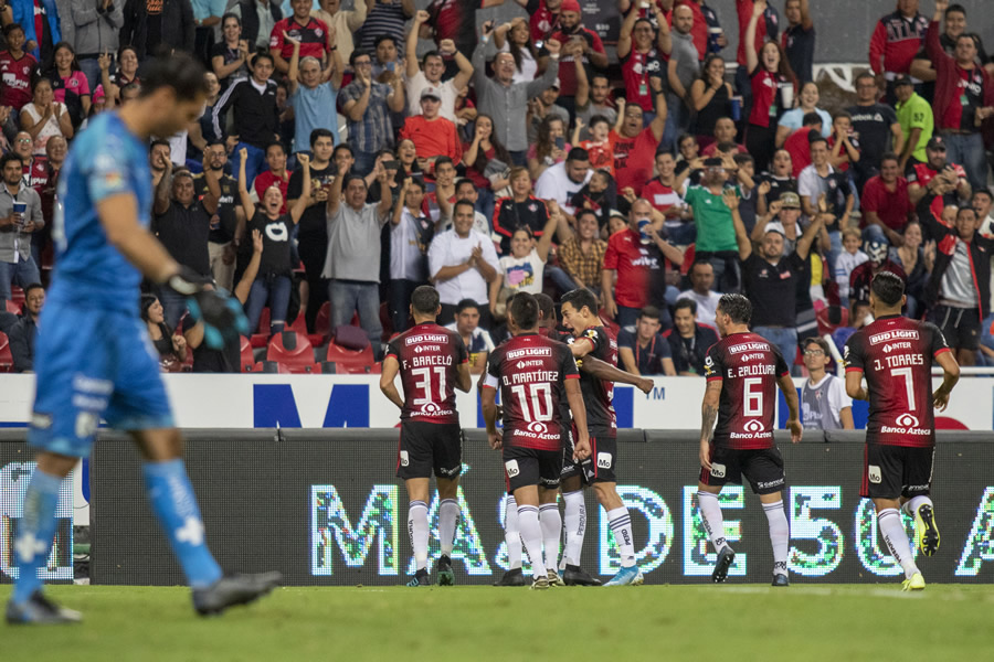 Los Rojinegros celebraron así su primer gol. (Fotos: Imago 7 y Mexsport)