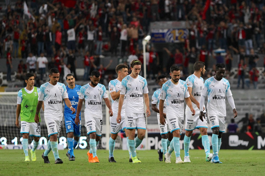 Los rostros de impotencia queretana. (Fotos: Imago 7 y Mexsport)
