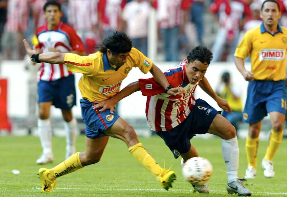 El Cuervo Rojas y Omar Bravo sin brindar un solo centímetro libre en la disputa del esférico.