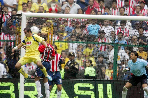 En un Clásico ningún balón se da por perdido.