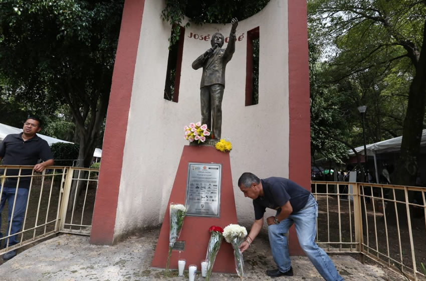 Los fans de José José se dieron cita en su estatua. Foto: Octavio Hoyos / Milenio