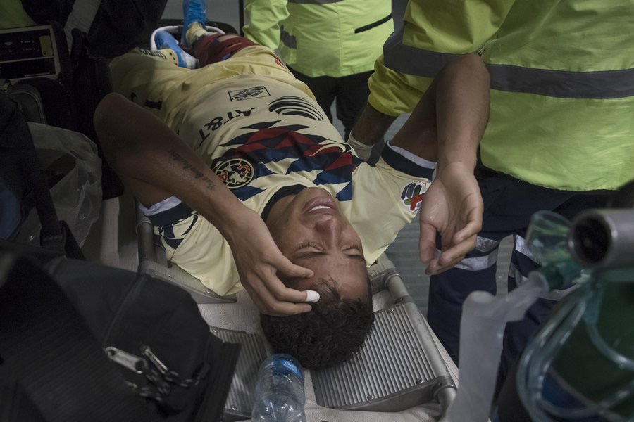 Giovani fue inmovilizado y trasladado al hospital . (Foto: Mexsport)