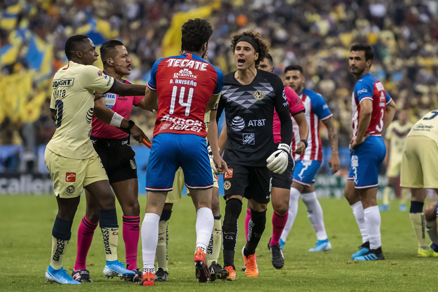 Guillermo Ochoa recriminó con dureza a Briseño. (Foto: Mexsport)