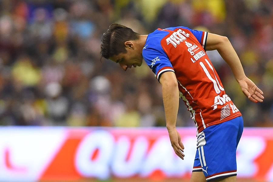 Isaac Brizuela recibió un golpe en su nariz en la primera mitad. (Foto: Mexsport)