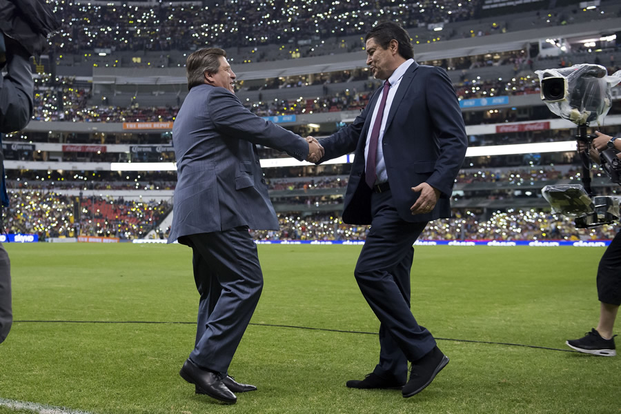 Miguel Herrera le deseó buena suerte al Flaco Tena. (Foto: Mexsport)