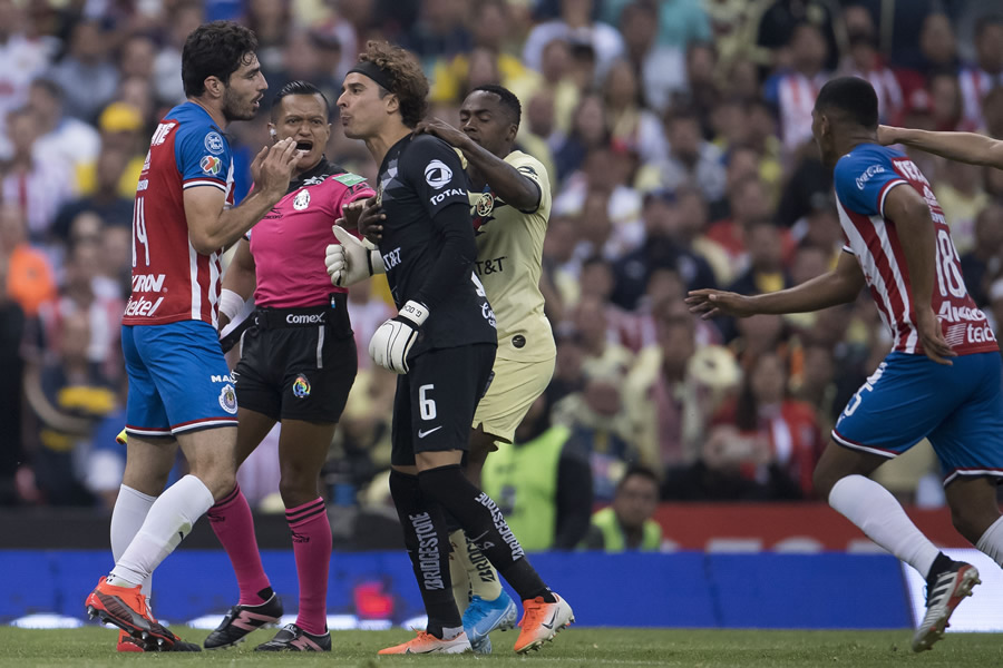 Momento en el que Ochoa le escupió a Briseño. (Foto: Mexport)