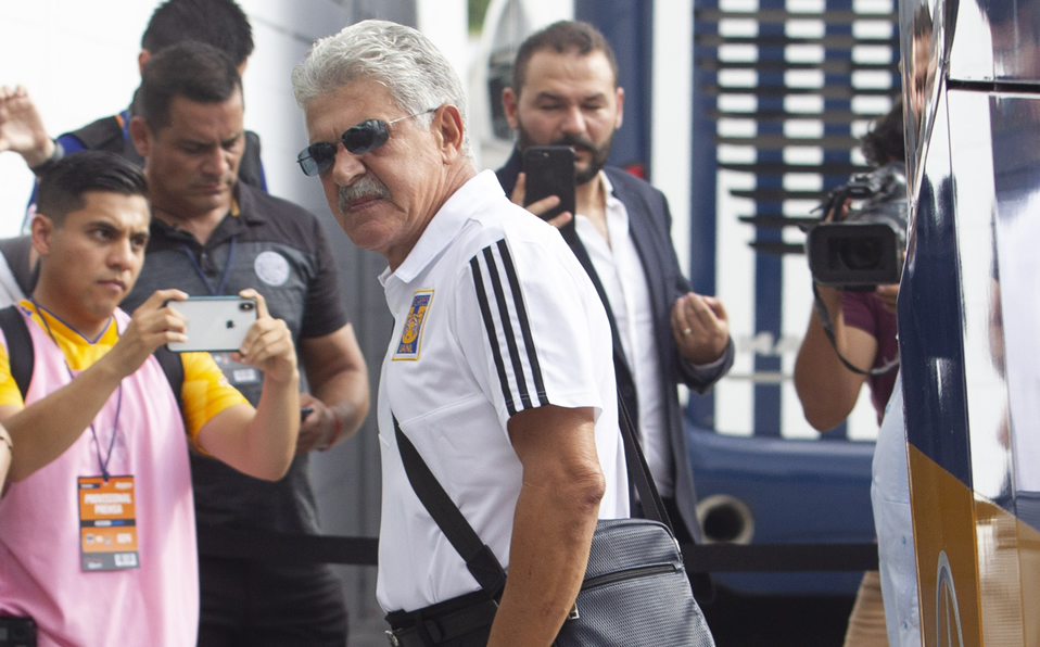 Tuca recibió insultos cuando bajó del autobús del equipo. (Foto: Mexsport)