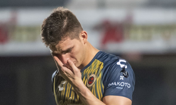 Sebastián Jurado abandonó así el terreno de juego. (Foto: Mexsport)