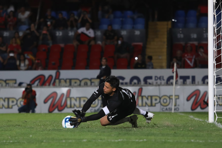 Alfredo Talavera detuvo el penal... (Foto: Mexsport)