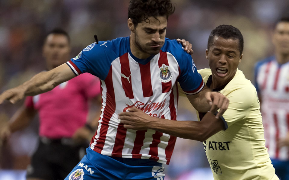 Antonio Briseño y Giovani dos Santos durante el Clásico del A2019. (Mexsport)