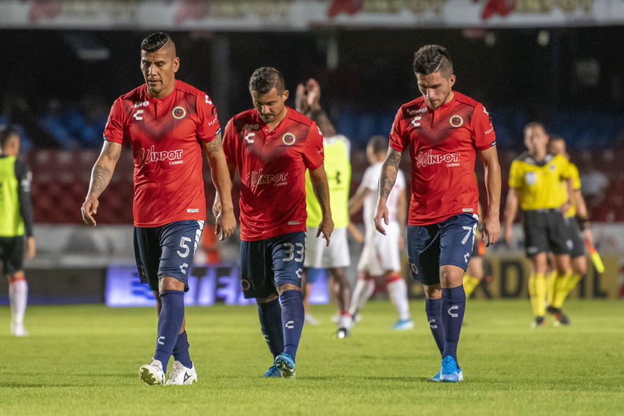 Caras largas de los Tiburones al finalizar el encuentro. (Foto: Mexsport)