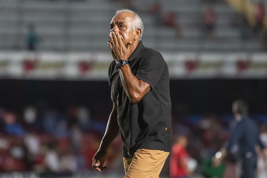 Enrique López Zarza salió así del terreno de juego. (Foto: Mexsport)
