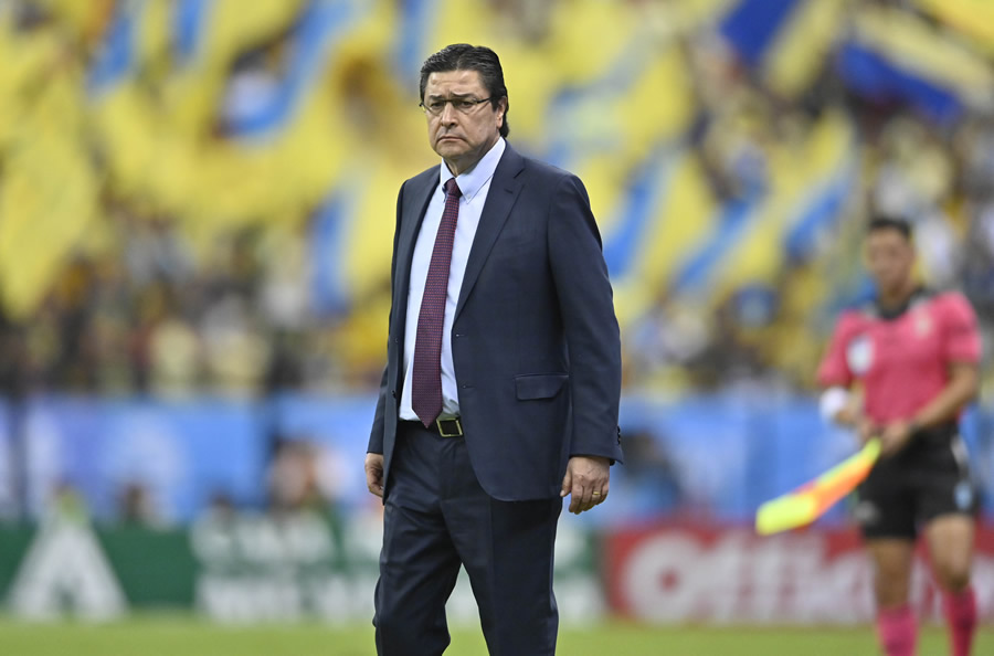 Luis Fernando Tena al término del Clásico. (Foto: Imago 7)