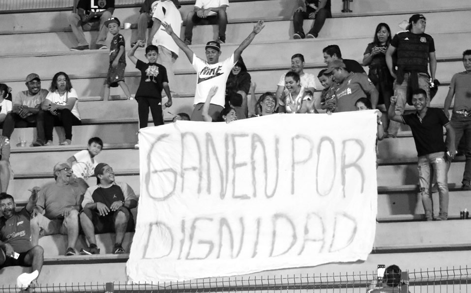 Una de las mantas en el Pirata Fuente decía "Ganen por dignidad". (Imago7)