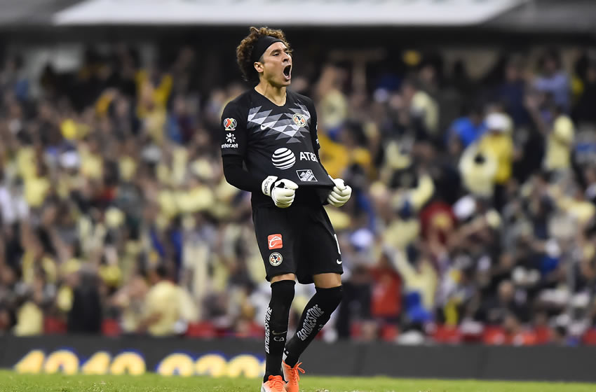Ochoa no dejó solo a su amigo Giovani. Foto: Imago7