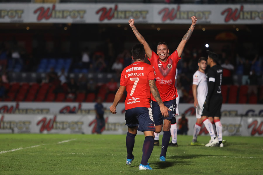 ... Pero el rebote lo encontró Carrasco y anotó. (Foto: Mexsport)
