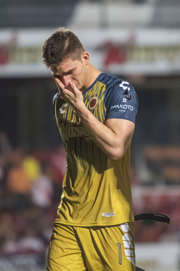 Sebastián Jurado abandonó así el terreno de juego. (Foto: Mexsport)