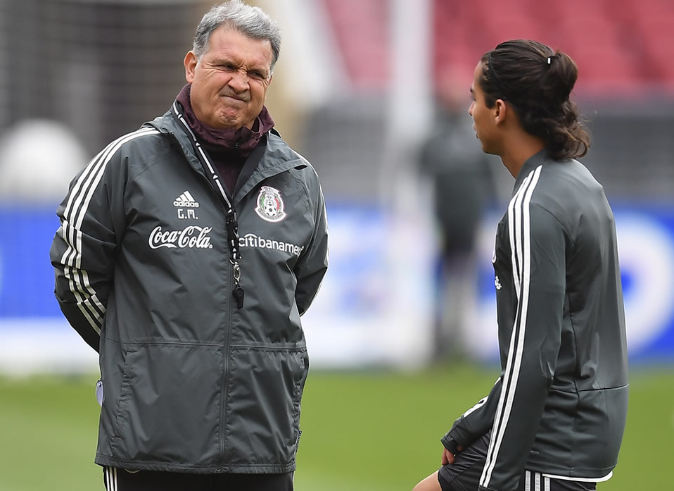 El entrenador de la Selección Mexicana cree que el delantero es un ejemplo de lo que deben tratar de evitar los jóvenes mexicanos