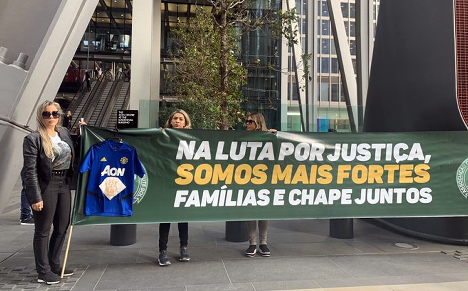 Las esposas de los exjugadores del Chapecoense protestaron pacíficamente. (Foto: @o_contra_ataque)