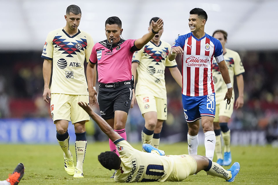 Gio quedó con un boquete en el muslo tras la acción de Briseño (FOTO: Imago7)