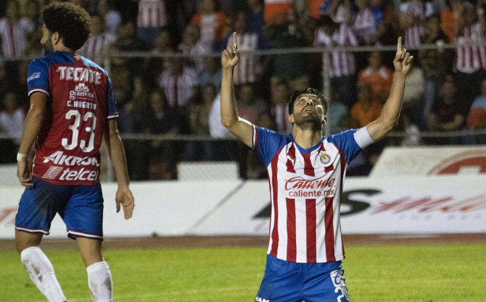Oribe Peralta festeja su primer gol con la playera de Chivas. (Mexsport)