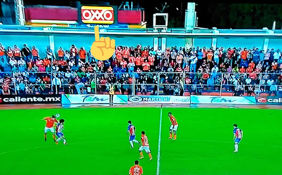 Durante toda la transmisión en TUDN se vio el letrero de la tienda OXXO. (TUDN)