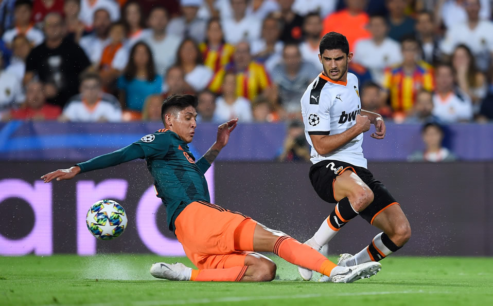 La acción de la falta del mexicano que derivó en penal. (AFP)