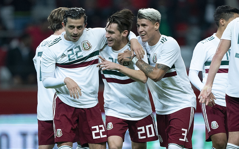 Angulo celebra su gol con Mozo y Calderón (IMAGO7)