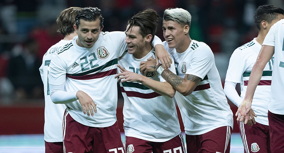 Angulo celebra su gol con Mozo y Calderón (IMAGO7)