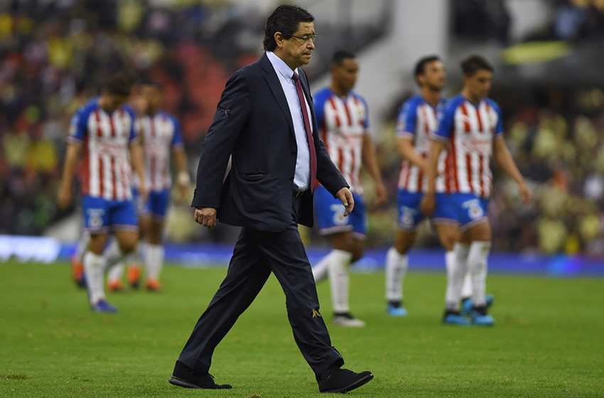Luis Fernando Tena no pudo ganar en su debut como técnico de Chivas en la Liga MX. Foto: Mexsport