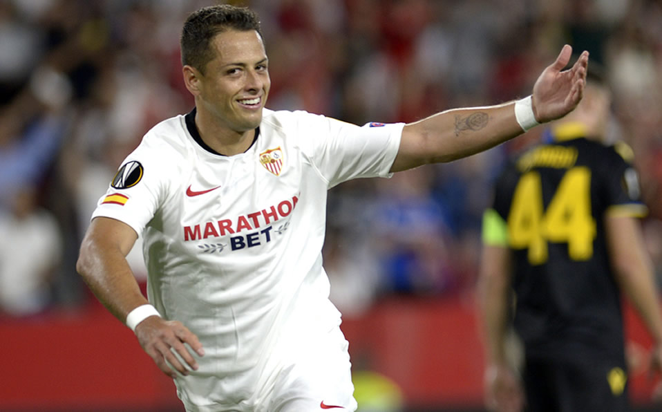 La celebración del mexicano que marcó su segundo gol en el torneo. (Sevilla)