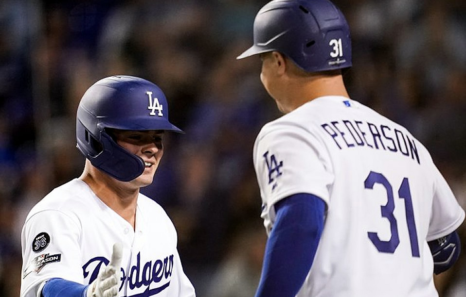 Dodgers cumple pronósticos; Walker Buelher se luce en la loma