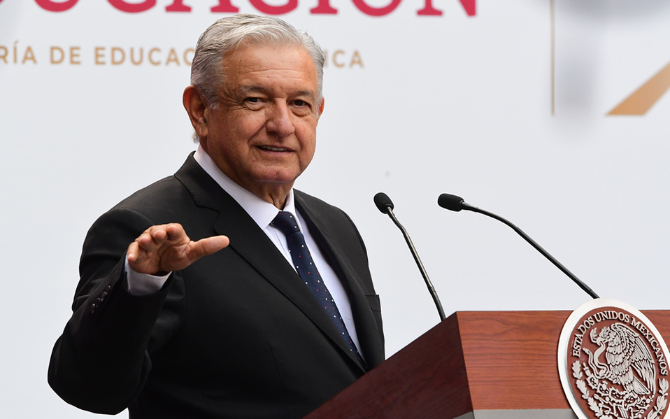 El presidente no duda en mostrar su pasión beisbolera (MEXSPORT)