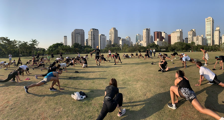 Corredores se preparan en Sao Paulo.
