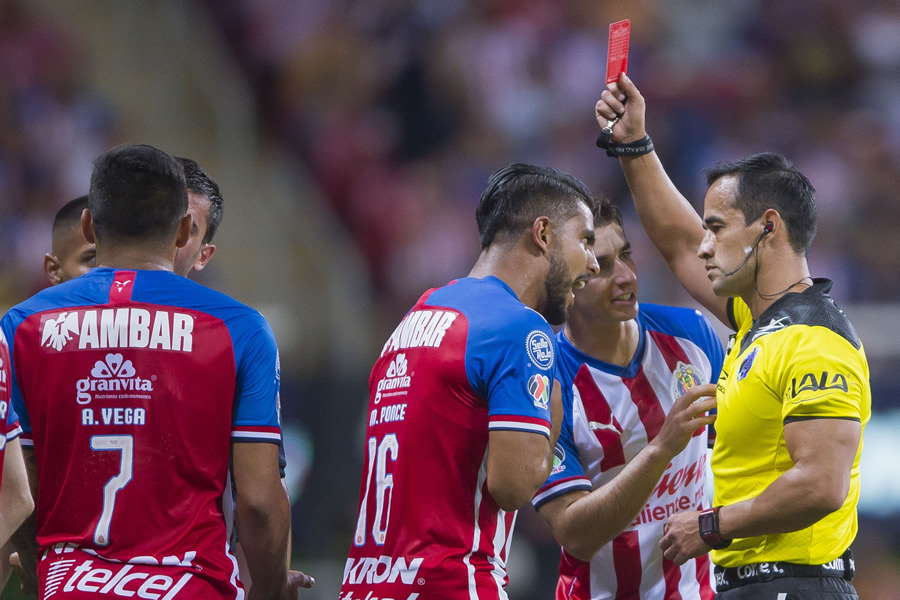 Chivas se llevó dos rojas en el partido. (Fotos: Imago 7 y Mexsport)
