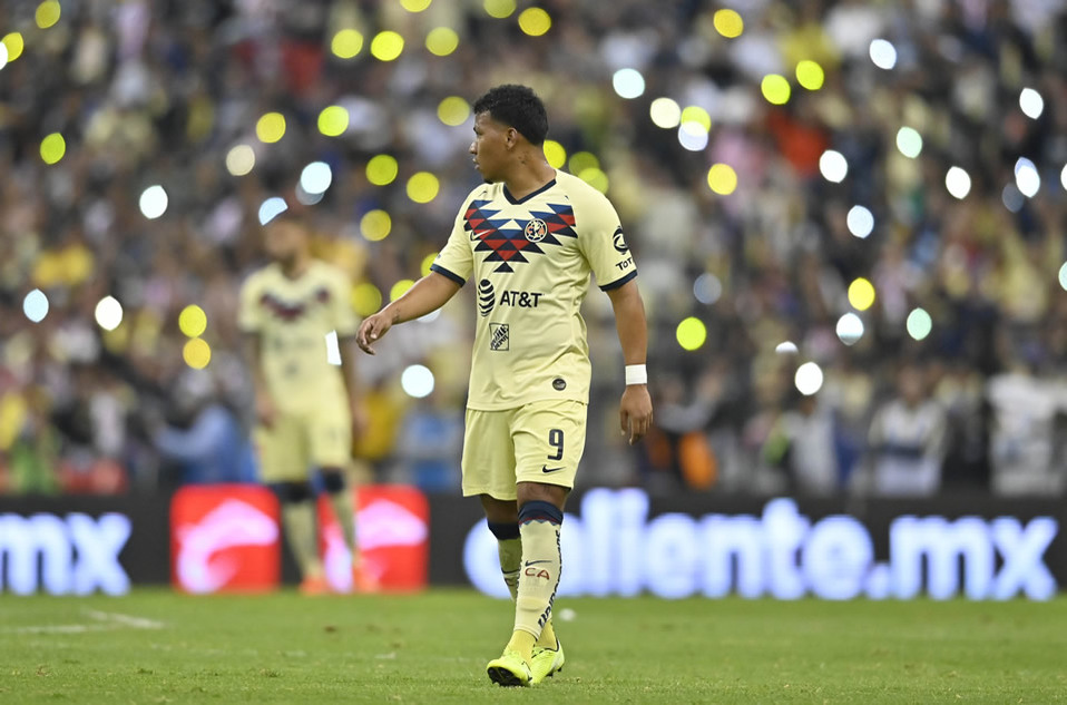 El colombiano se volvió loco, levantó el brazo y Marco Antonio Ortíz lo echó del Clásico Joven (FOTO: Imago7)