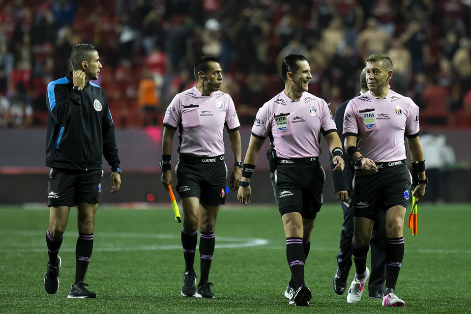 La cuarteta arbitral se robó la noche (FOTO: Mexsport)