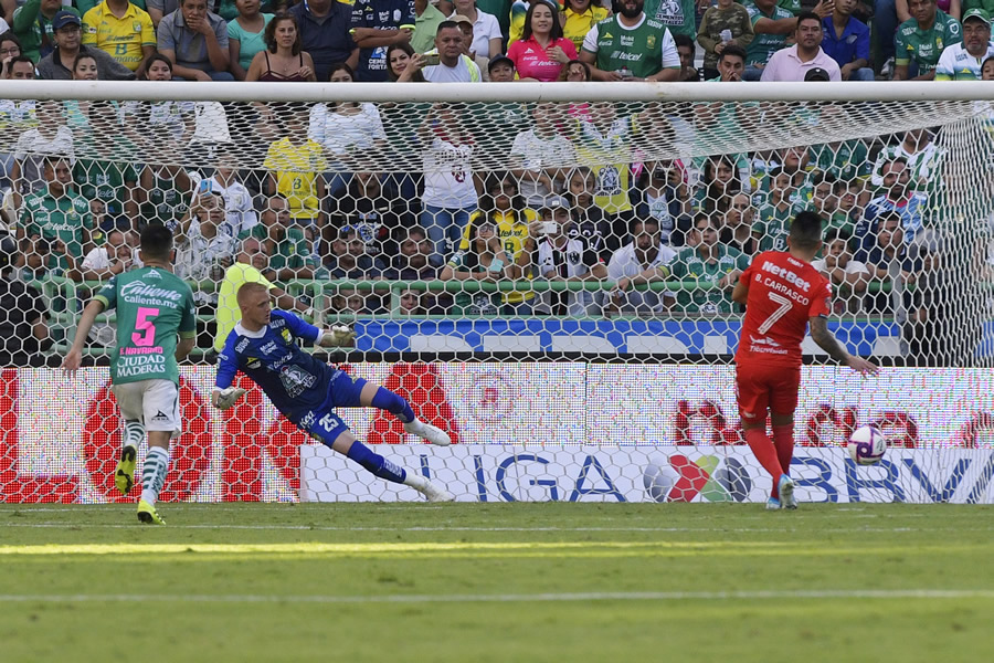 Así definió Bryan Carrasco el panalti. (Fotos: Mexsport e Imago 7)